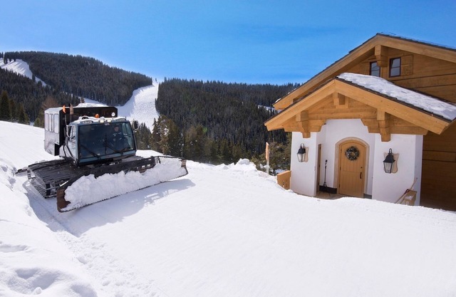 On-mountain Game Creek With 4 Br & Hot Tub, Sleeps 9! 4 Bedroom Home by RedAwning