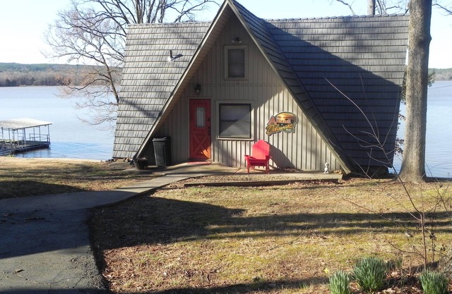 On the Shore of Lake Dardanelle Pet Friendly Waterfront Cabin n