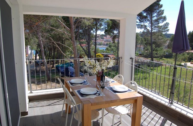 One bedroom apartment with terrace Verunić, Dugi otok (A-15209-b)