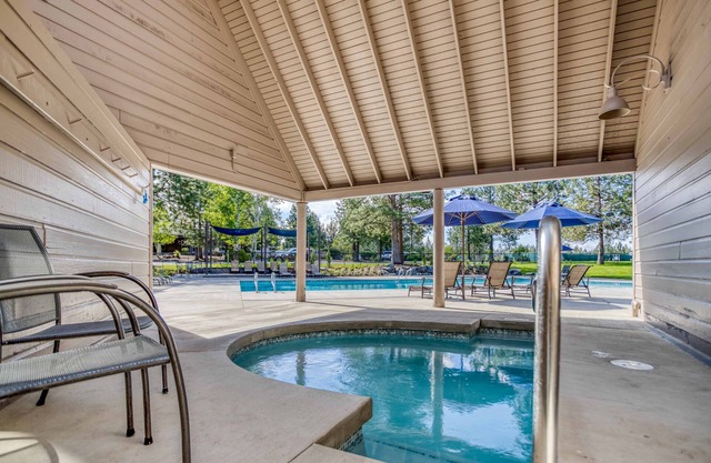 One-Bedroom MBVR Condo, Soaring Deschutes River Views, Fireplace, and Hot Tub!