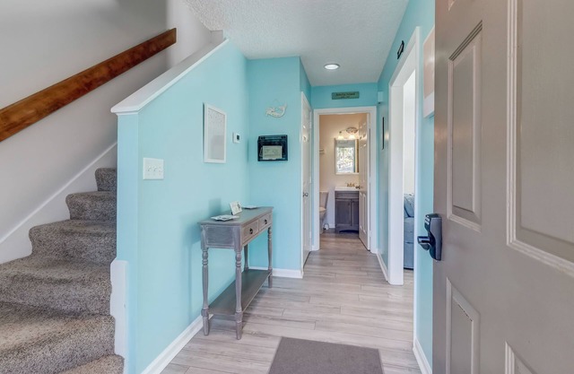 ONE BLOCK from the beach! Weekly and monthly discounts offered.