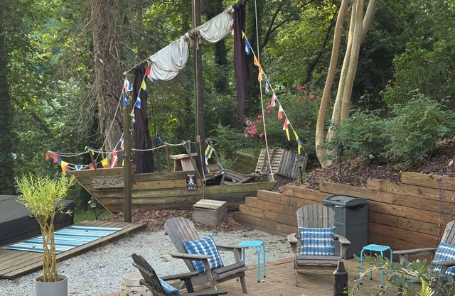 One Last Splash, then Fall into Cozy! Sleeps 11, No Wake Cove Hot tub, Firepit