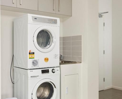 Open and Flowy 1 Bedroom Apartment in Chadstone