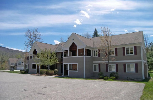 Open concept, comfy, AC/FP, woods view, deck, swim club. F5008 by LRS
