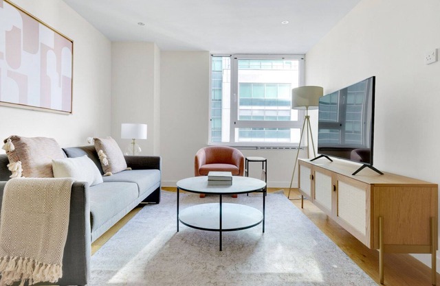 Open plan Vauxhall 1BR, modern, by Blueground