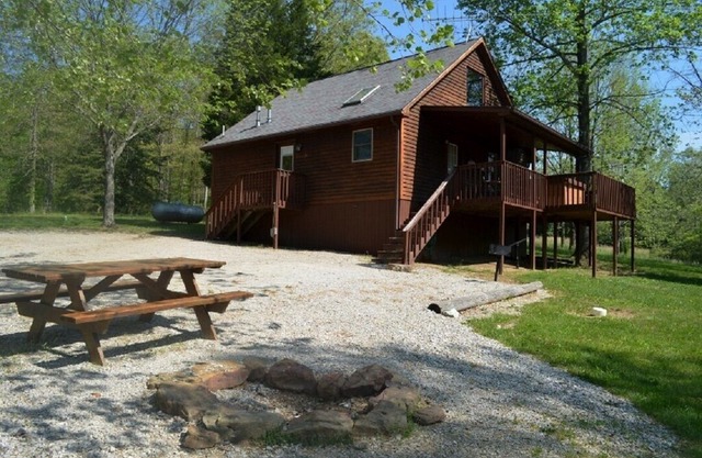 Optimum cabin 9 with jacuzzi and HOT TUB on Patoka Lake in Southern Indiana