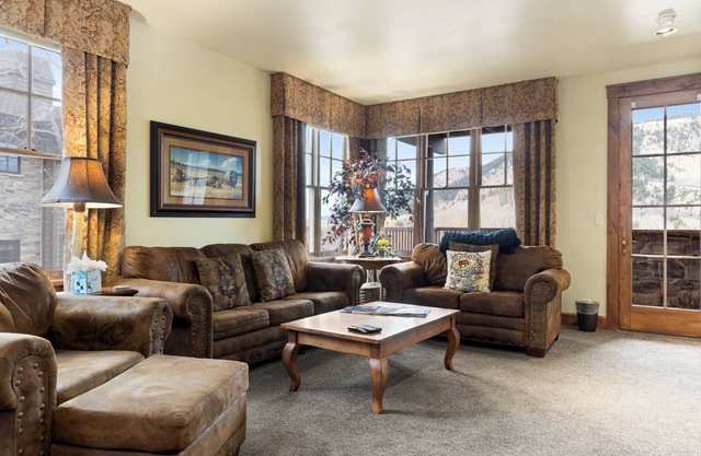 Outpost: Grand View 2810 - AC and Close to town!