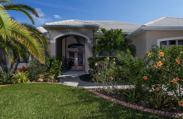 Outstanding! Luxury pool home in beautiful Venice Palms