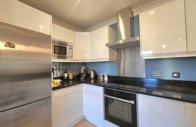 Outstanding Riverside 1-bed flat by the Thames in private residential