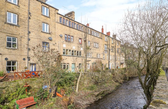 OVER-UNDER COTTAGE, pet friendly in Holmfirth
