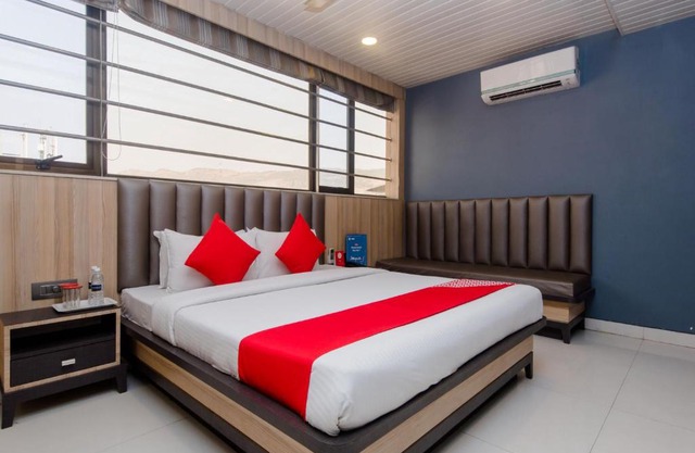 OYO 8069 Hotel Pratiksha Residency