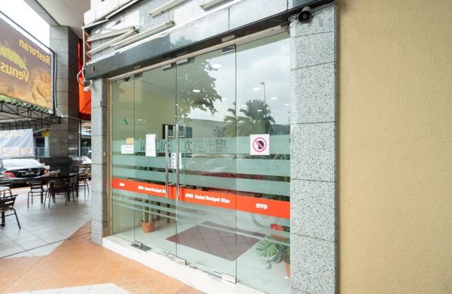 OYO 89717 Budget Star Hotel