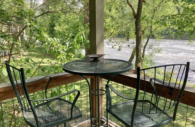 Paddlers Paradise Cottage-Glamping on the River!