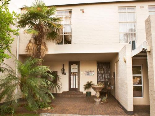 Paljas En Kandas Guest House