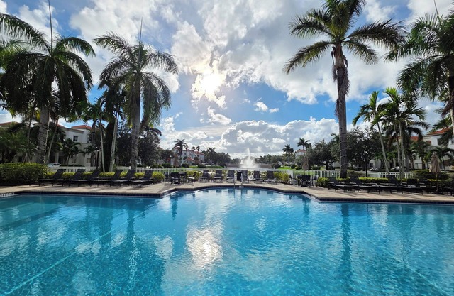 Palm Beach Gardens PENTHOUSE Retreat - 10 minutes to the Beach