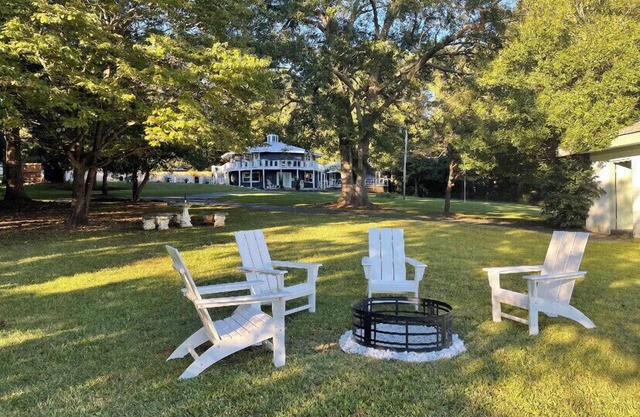 Palmer & Oak - Entire Lakefront Property on Lake Sinclair w/saltwater pool