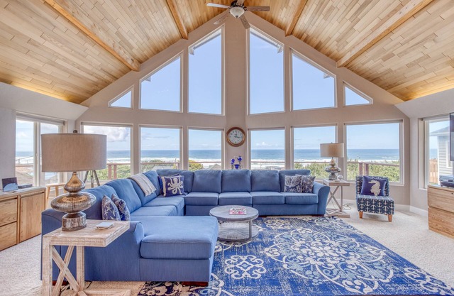 Panoramic Roads End Ocean Views, Deluxe Bedrooms and Dog Friendly