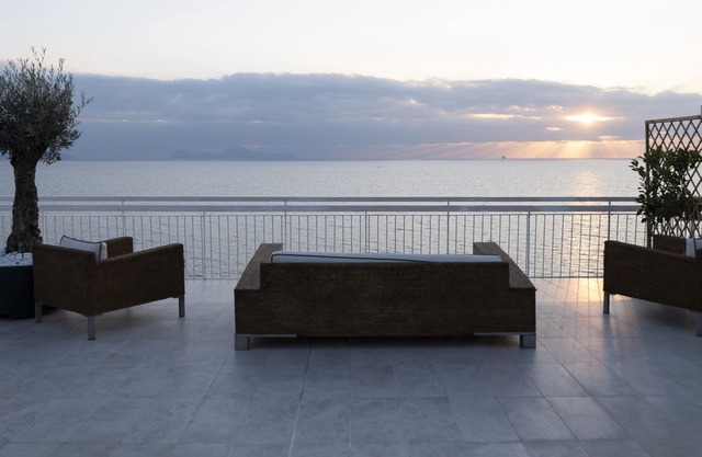 Panoramic suite with whirlpool