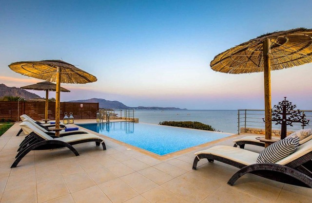 Paradise Beach II, Stunning villa in Kiotari w/