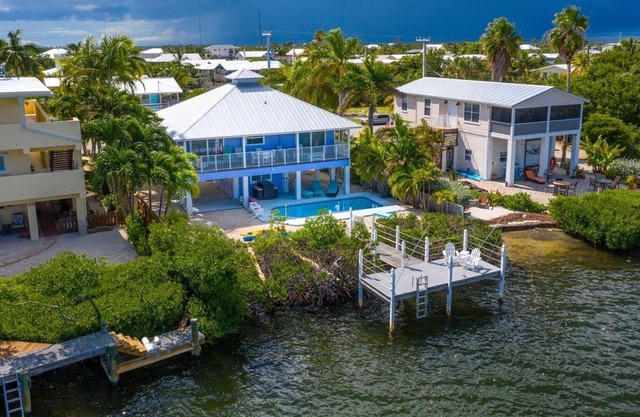 Paradise in the Keys - 2/2 Open Water with a pool. House is open to a 6 month