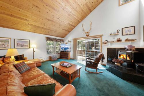 Paradise Pines 3BR Secluded Cabin Minutes in Tahoe Donner