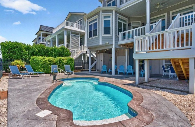 Parkers Peace- Come and enjoy the peace of dockside relaxation with a sunset view!