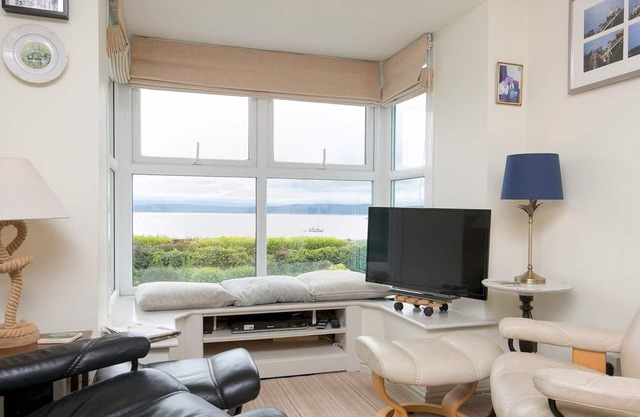 Pass the Keys | 3 Bedroom Cottage with stunning Sea View and Parking