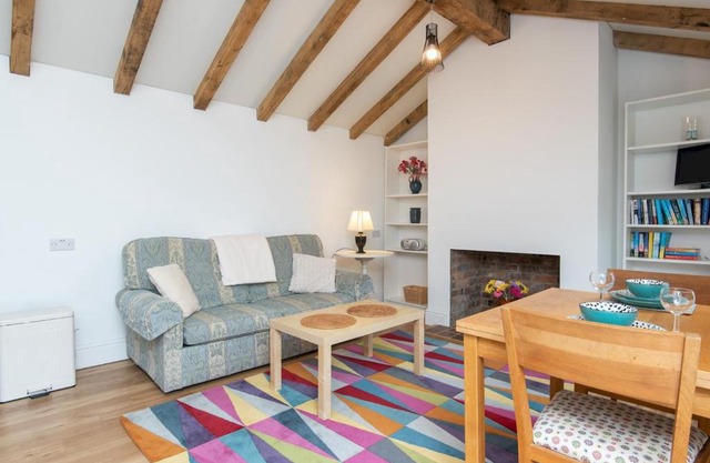 Pass the Keys Charming Garden cottage with parking