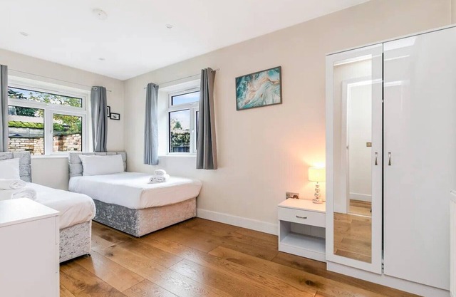 Pass the Keys | Ealing Queen of the Suburbs 2BD Apartment
