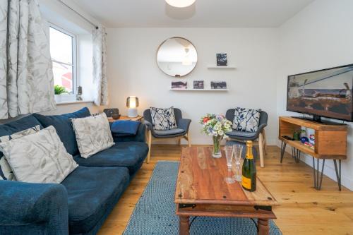 Pass the Keys Modern 2 bedroom home close to town with parking