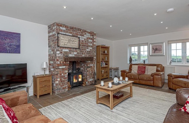 Pass the Keys Spacious Historic Cottage minutes from Coast