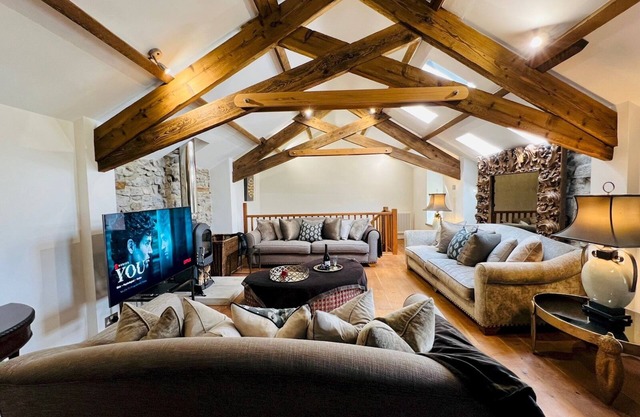 Pass the Keys | Stunning 3-Bed Cottage & Shepherd Hut with Peak Views