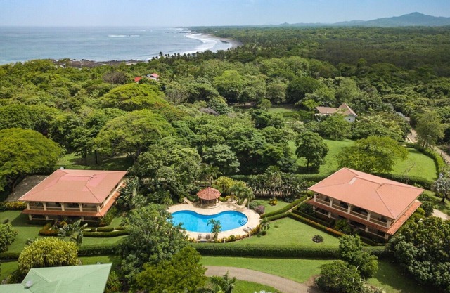 Peaceful 2BR condo with pool near ocean