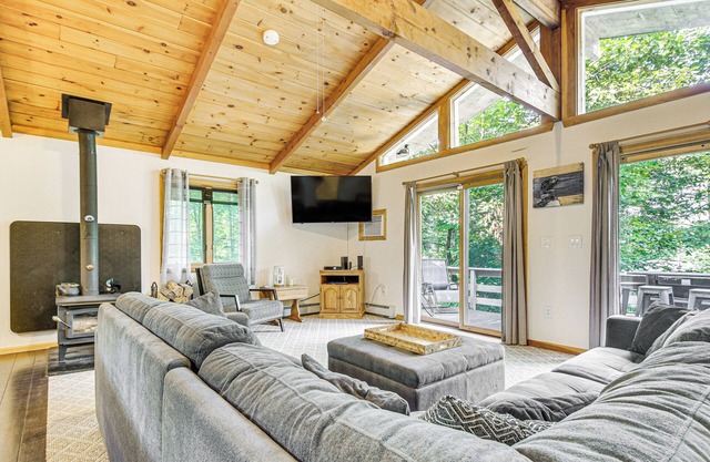 Peaceful Highland Lake Home w/Kayaks, Dock Access