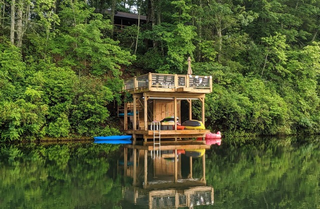 Peaceful Lake Retreat for up to 16 guests featuring gorgeous fall foliage.