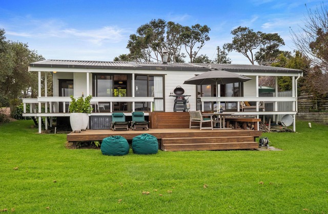 Peaceful Picnic Bay - Surfdale Holiday Home