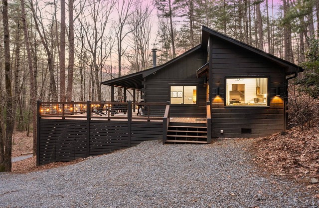 Peach and Plumeria Hideaway Luxury 2br/1ba Newly Renovated Cabin with Hot Tub and Wifi