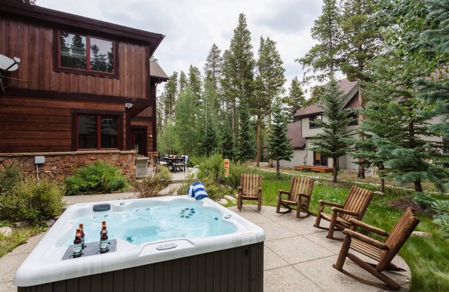 Peak 8 by AvantStay Spacious Modern Cabin w/ Hot Tub & Views