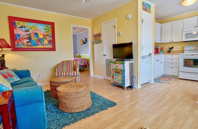 PEEK-A-VIEW BALCONY VIEWS, CONVENIENT LOCATION TO EVERYTHING IN GULF SHORES