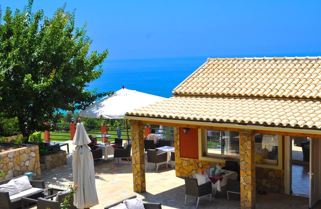 Pelekas Beach, Studio Apartments With a Pool