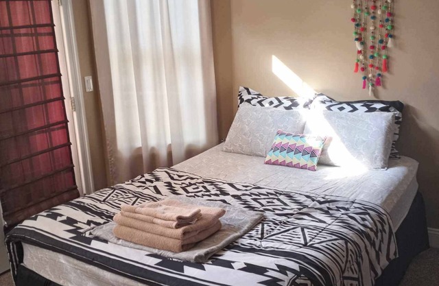 PennState/State College Private Room with Private Entrance & Full Bath, parking.