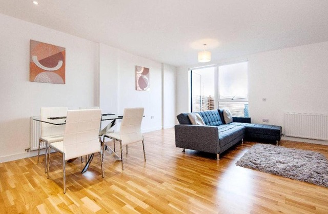 PENTHOUSE APT. Sleeps 4 Lovely views Close to TUBE