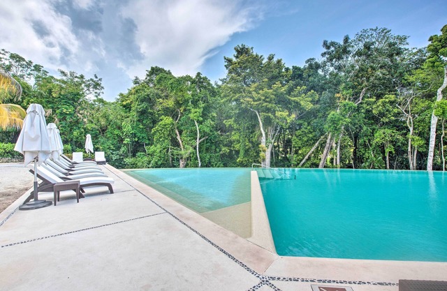 Penthouse w/Infinity Pool & Golf Course in Akumal