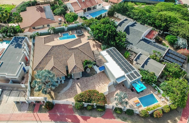 Perfect Family Getaway: 3bdr Home w/Pool & BBQ