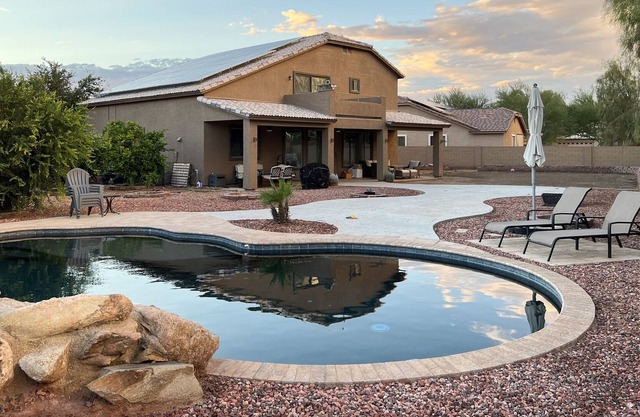 Perfect for longer stays. Huge backyard! 2700 Sq Ft home