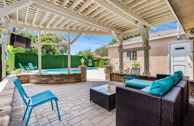 Perfect Oasis w/Pool, jacuzzi, close to airports, beach, entertainment and more