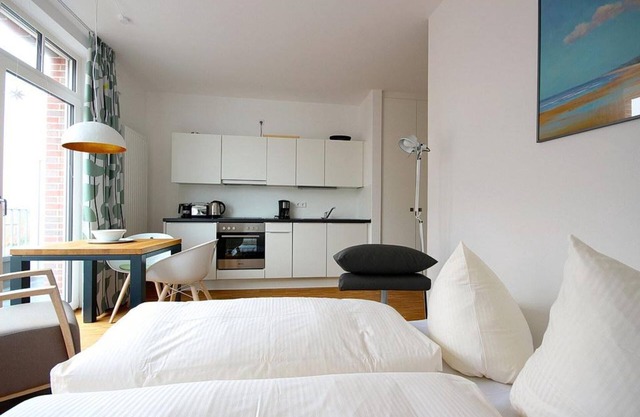 Pet-free 1-room apartment with sunny south-facing balcony - only 100 m to the beach