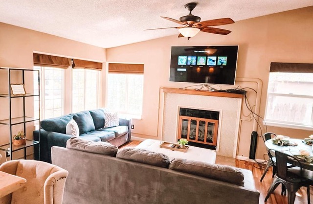 Pet Friendly 2 King Beds AF Academy Sleeps 12