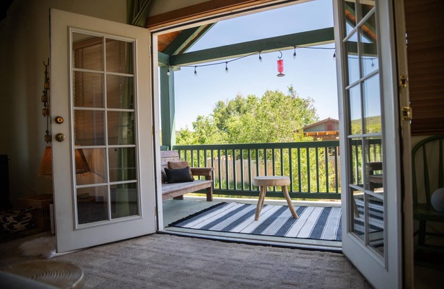 Pet Friendly Downtown Green Cabin Haven