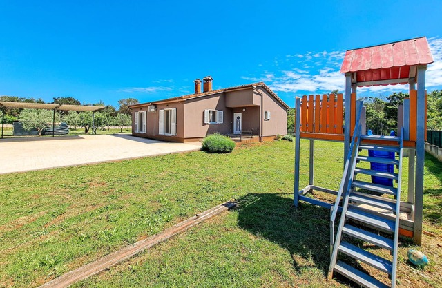 Pet friendly home in Pula with kitchen